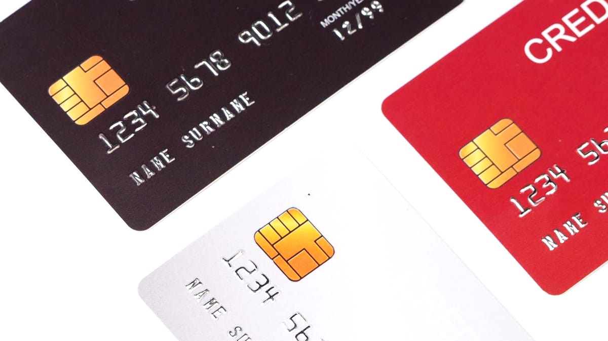 La loi oblige désormais les banques à informer clairement les clients des frais liés aux cartes à débit différé “sous peine de sanctions”