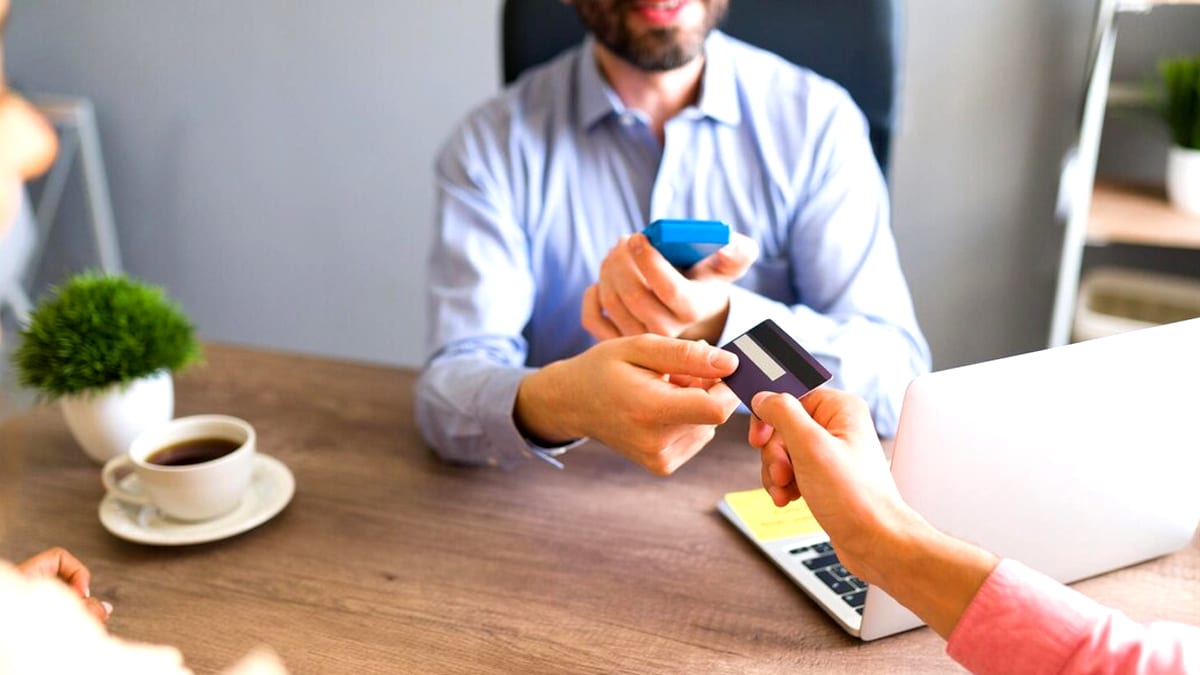 Le décret du 7 avril 2025 instaure une obligation de vérification annuelle des coordonnées bancaires pour tous les versements d’allocations