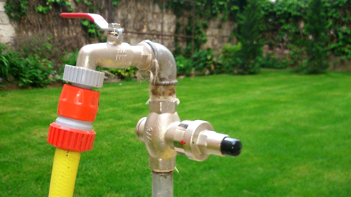Un décret oblige désormais à installer un dispositif anti-retour sur les robinets extérieurs pour éviter les contaminations