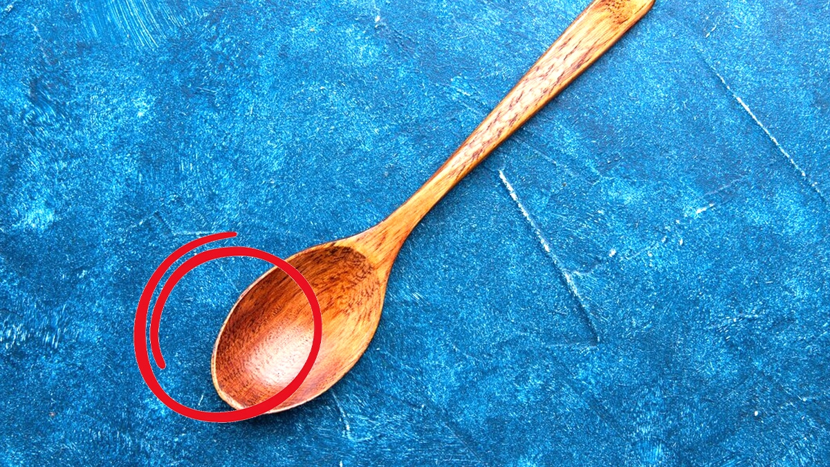 Ma grand-mère utilisait toujours une cuillère en bois trempée dans l’eau salée pour éliminer les odeurs de friture