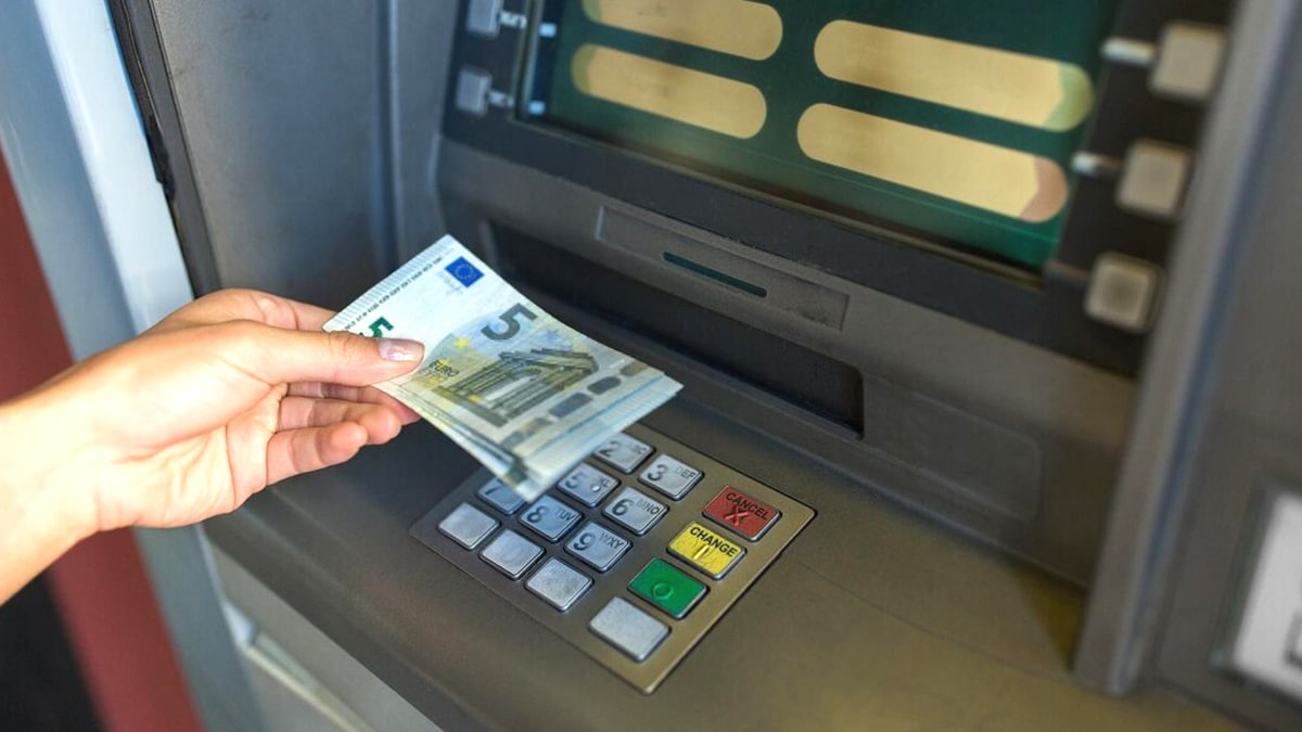 Un décret impose désormais une justification écrite pour tout retrait supérieur à 8 000 € effectué en liquide en agence bancaire