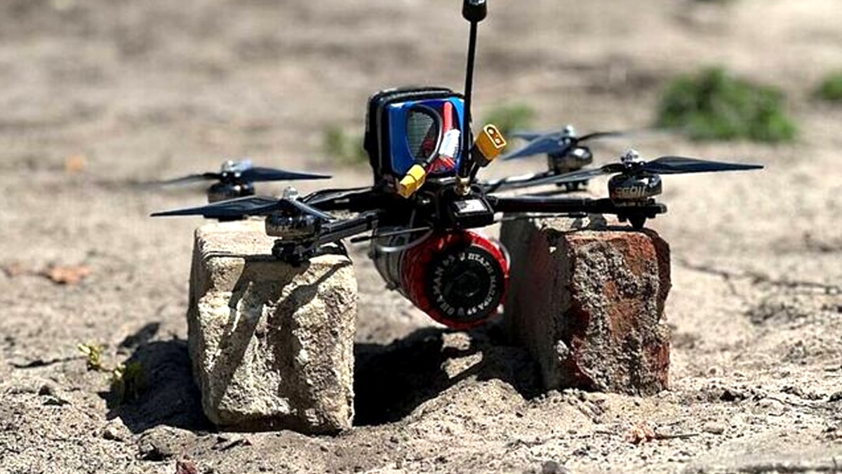 “Une erreur serait catastrophique” des experts dénoncent les risques des essaims de drones IA déjà actifs en Ukraine