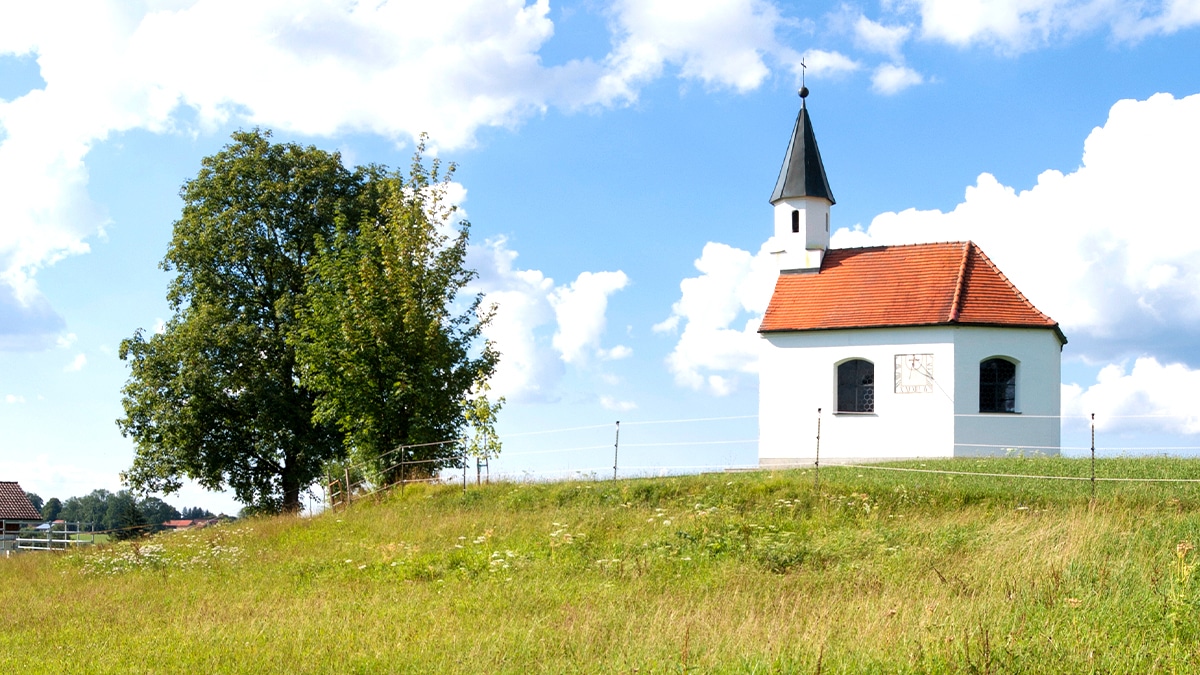 L’église d’un petit hameau normand est désormais chauffée par compost “le curé était sceptique au début, maintenant il prêche en manches courtes”