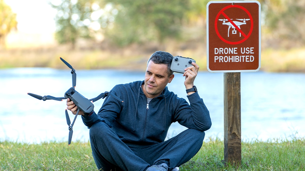 Un campeur interdit de site naturel pour avoir lancé un drone au-dessus d’un nid de cigognes “les petits sont tombés”