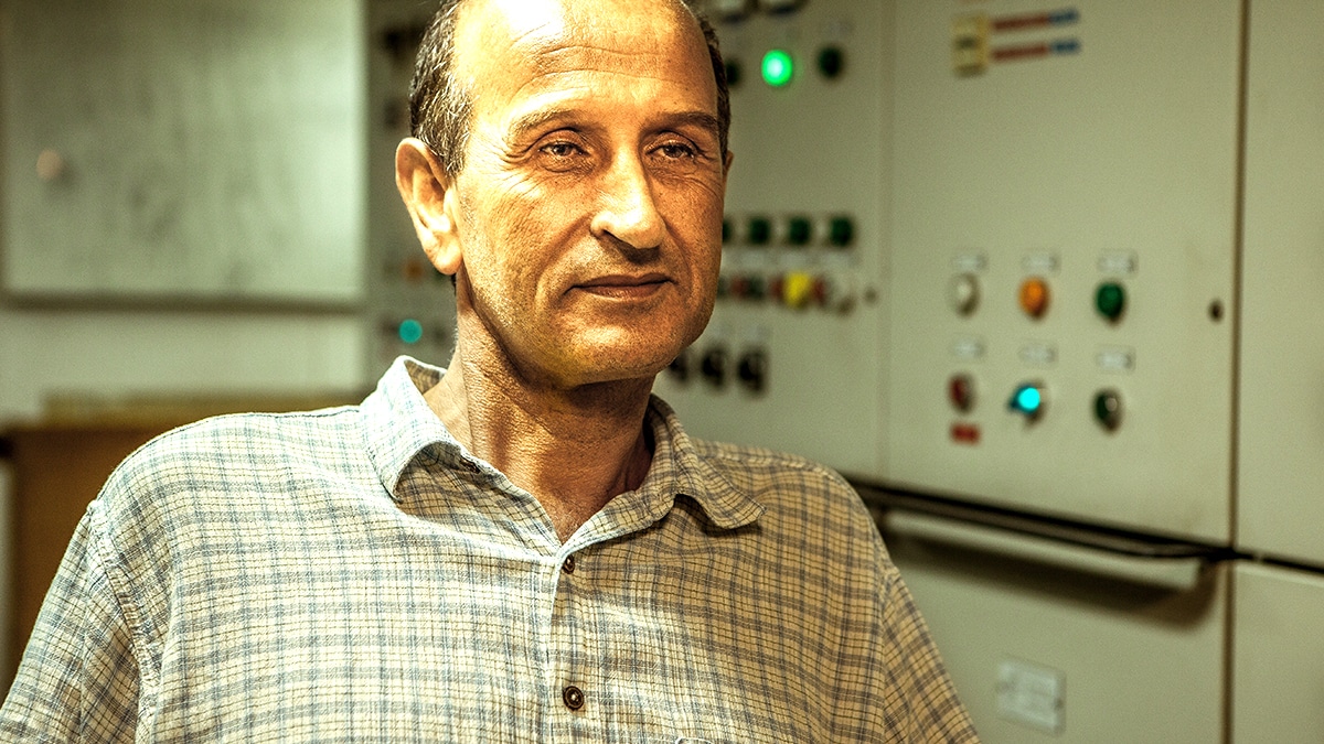 Un homme affirme produire son électricité grâce à des bouteilles en plastique et du sel “je n’ai jamais payé EDF depuis 20 ans”