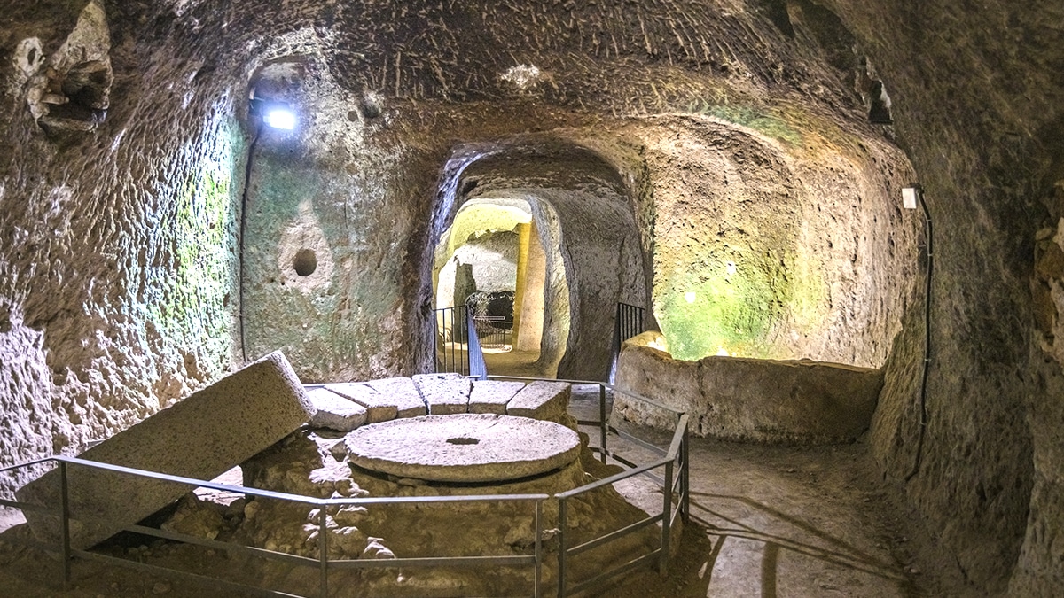 Un ancien abri anti-aérien reconverti en cave contient un système électrique encore actif “personne n’a jamais osé le débrancher”