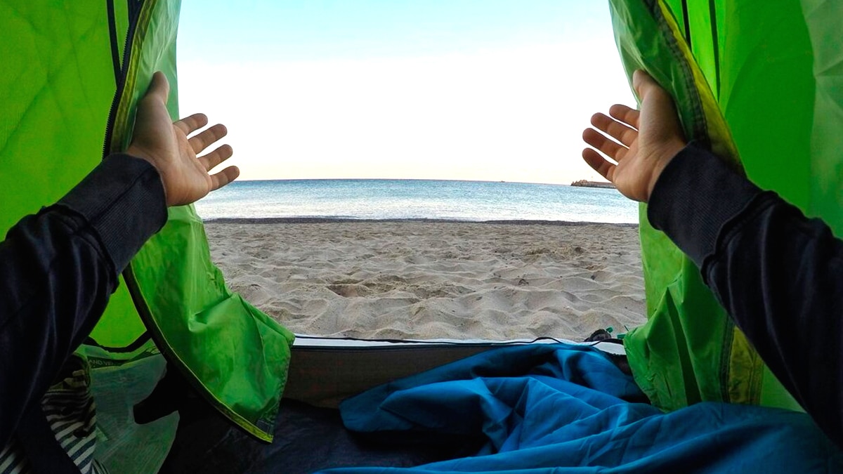 Un arrêté publié ce mardi rend illégal le camping sur les plages protégées de la côte atlantique “même sans tente, le sol est fragile”