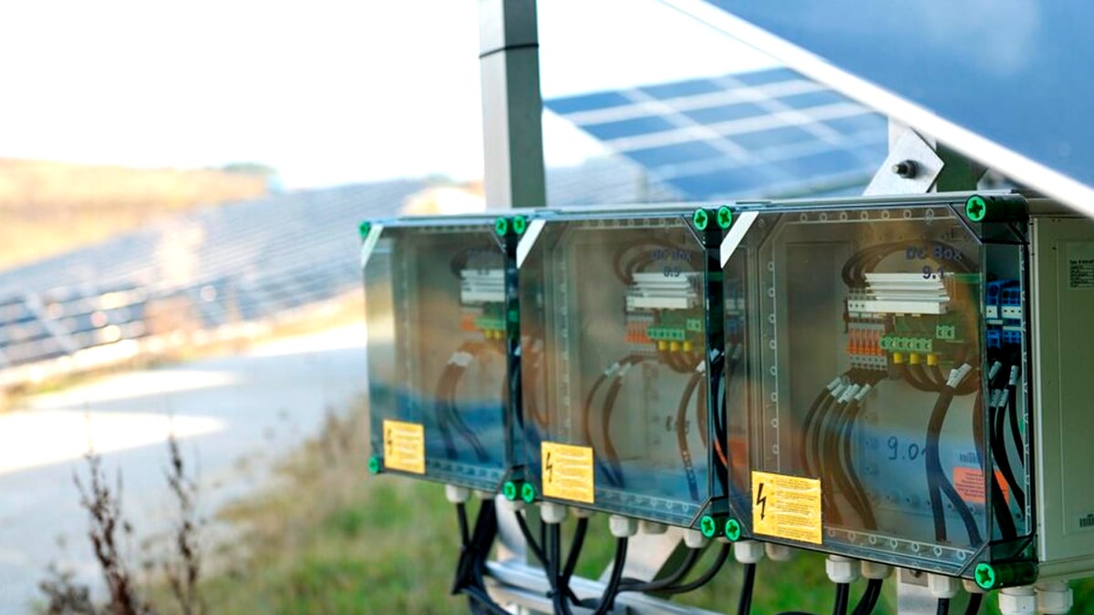 Un générateur solaire géant a été découvert sous un terrain vague industriel “les plans sont signés d’un ingénieur inconnu”