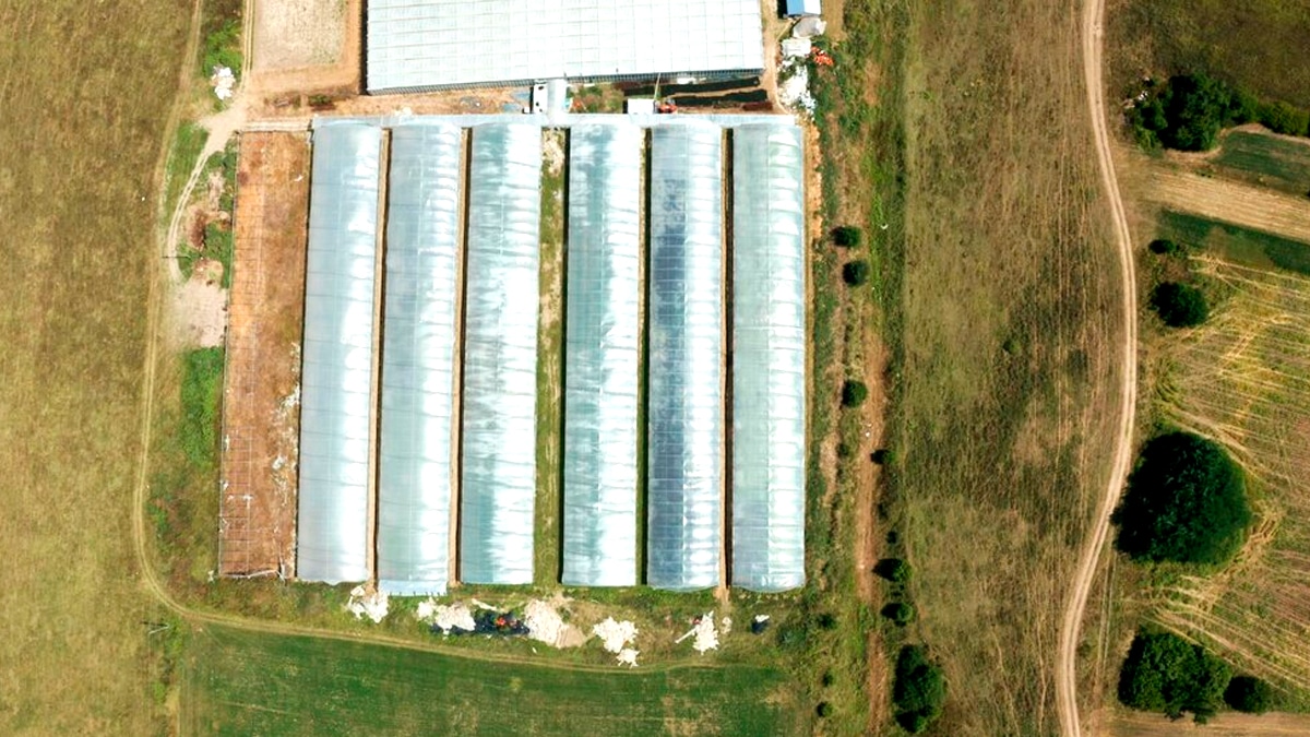 Un hangar de maraîcher abrite un accumulateur thermique caché sous la terre battue “il libère la chaleur la nuit”