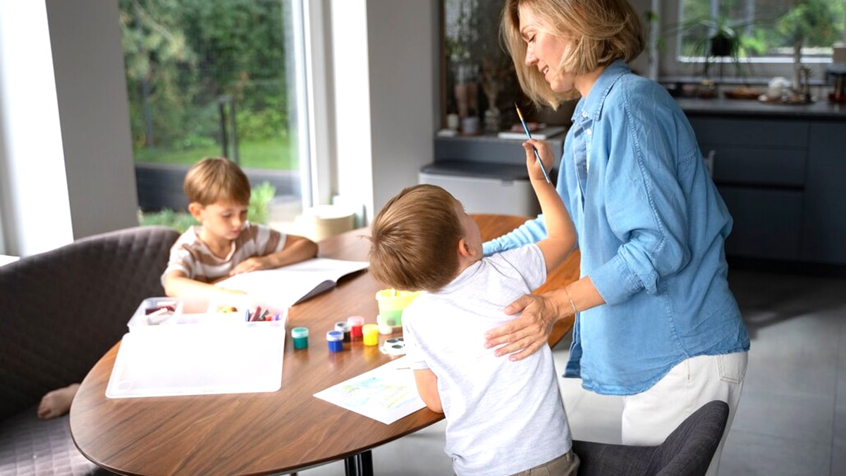 Je suis nounou à domicile en zone rurale, voici combien je touche par semaine “je garde 4 enfants et je gagne à peine 400 € net, personne ne veut croire que c’est légal”