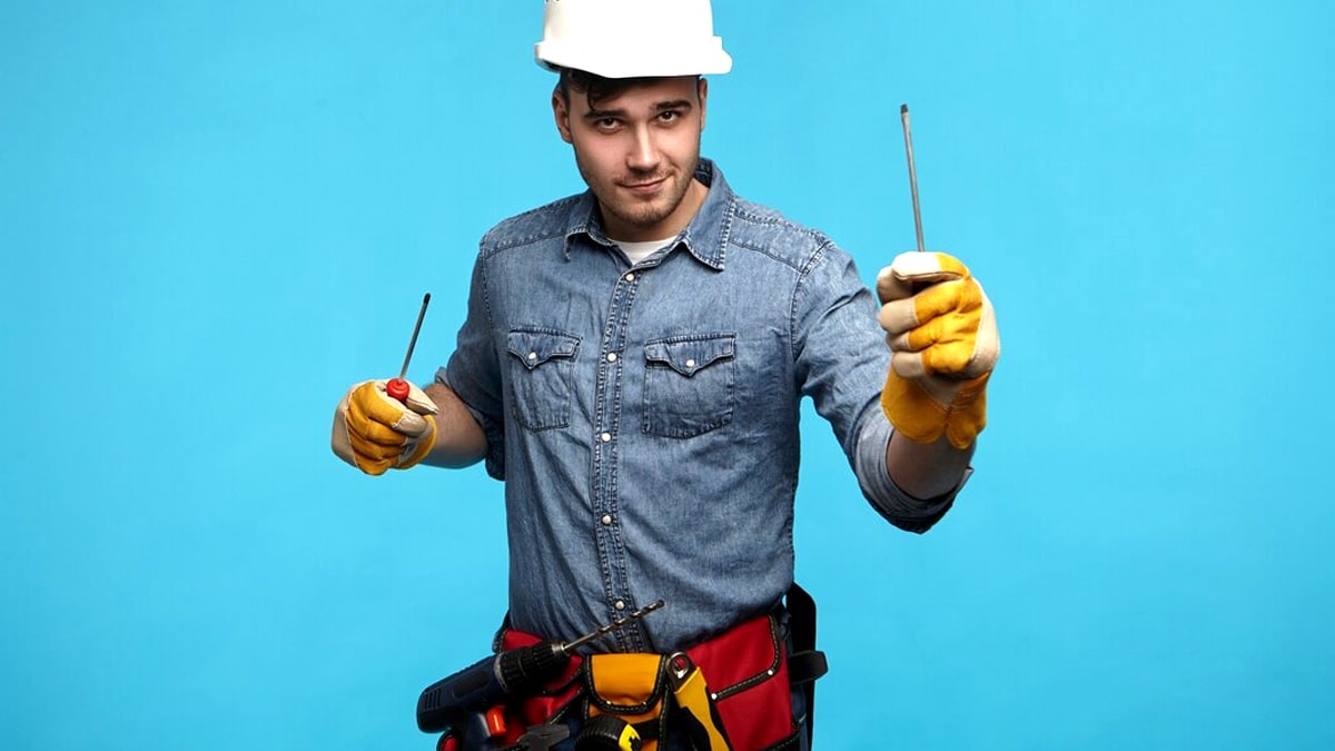 “Je pensais que je pourrais partir plus tôt, mais je dois attendre” : ce technicien de maintenance en fin de carrière dévoile ce qu’il touche à 63 ans après 40 années de service