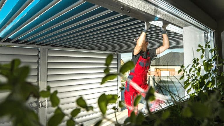 “Je pensais que c’était juste un abri de jardin amélioré” : un terrain familial désormais interdit d’accès après l’installation d’une pergola avec gouttière, le maire parle de “construction illégale” et menace de sanctions immédiates