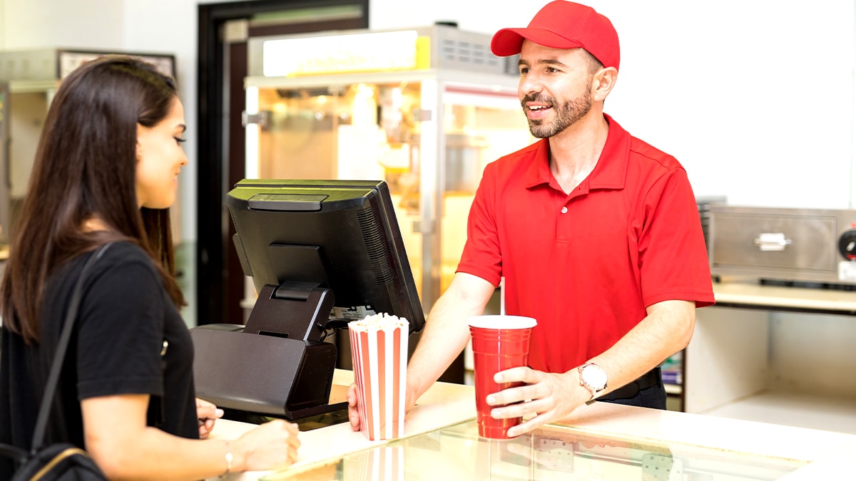 Ma fiche de paie réelle comme salarié d’un fast-food en 2025 “je gagne à peine 1?360?€ net en plein temps, je me sens exploité”