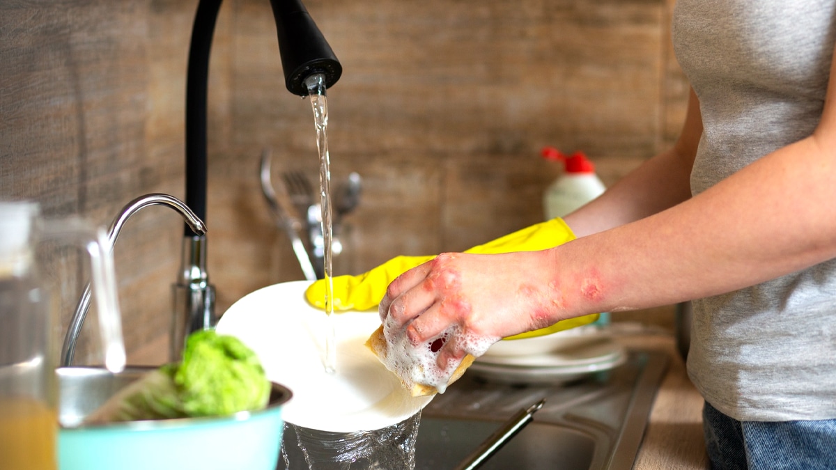 “Je pensais que c’était un geste écolo” se défend cette femme verbalisée pour avoir utilisé de l’eau de vaisselle pour arroser ses fleurs, une pratique jugée non conforme par les agents municipaux en période de restrictions