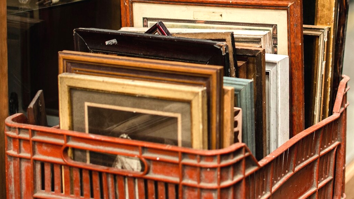 C’était un simple cadre photo abandonné dans une brocante, à l’arrière un testament manuscrit était dissimulé