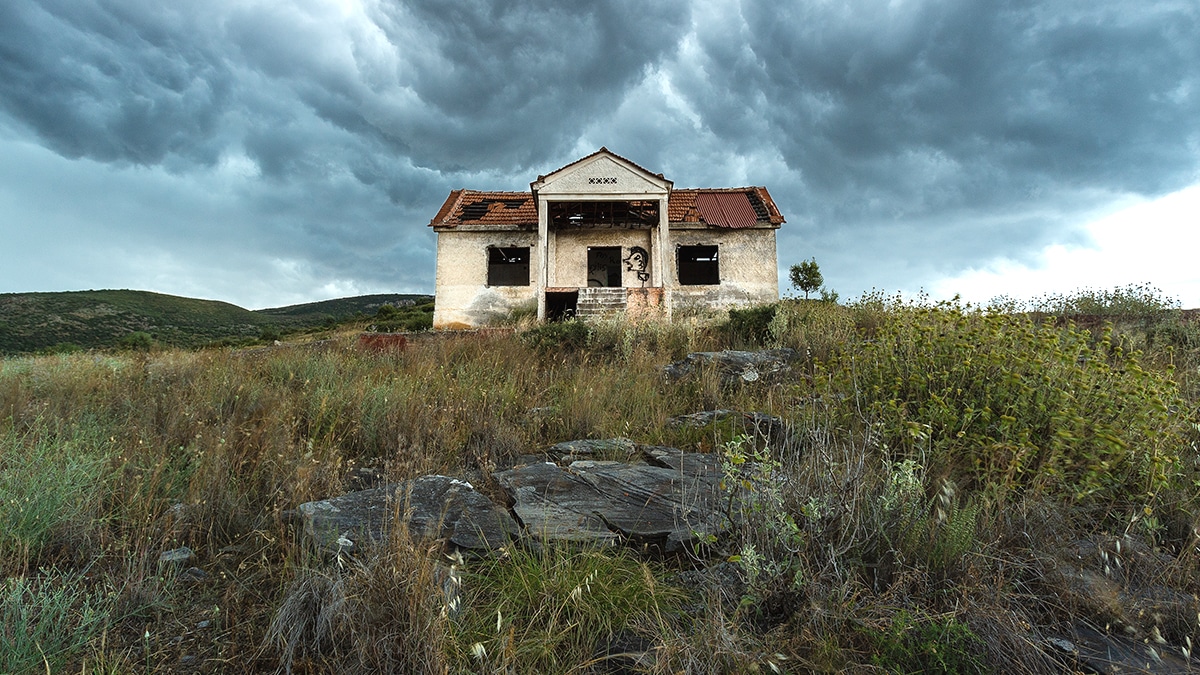 C’était un simple miroir fissuré dans une maison abandonnée, des inscriptions secrètes sont apparues sous la poussière