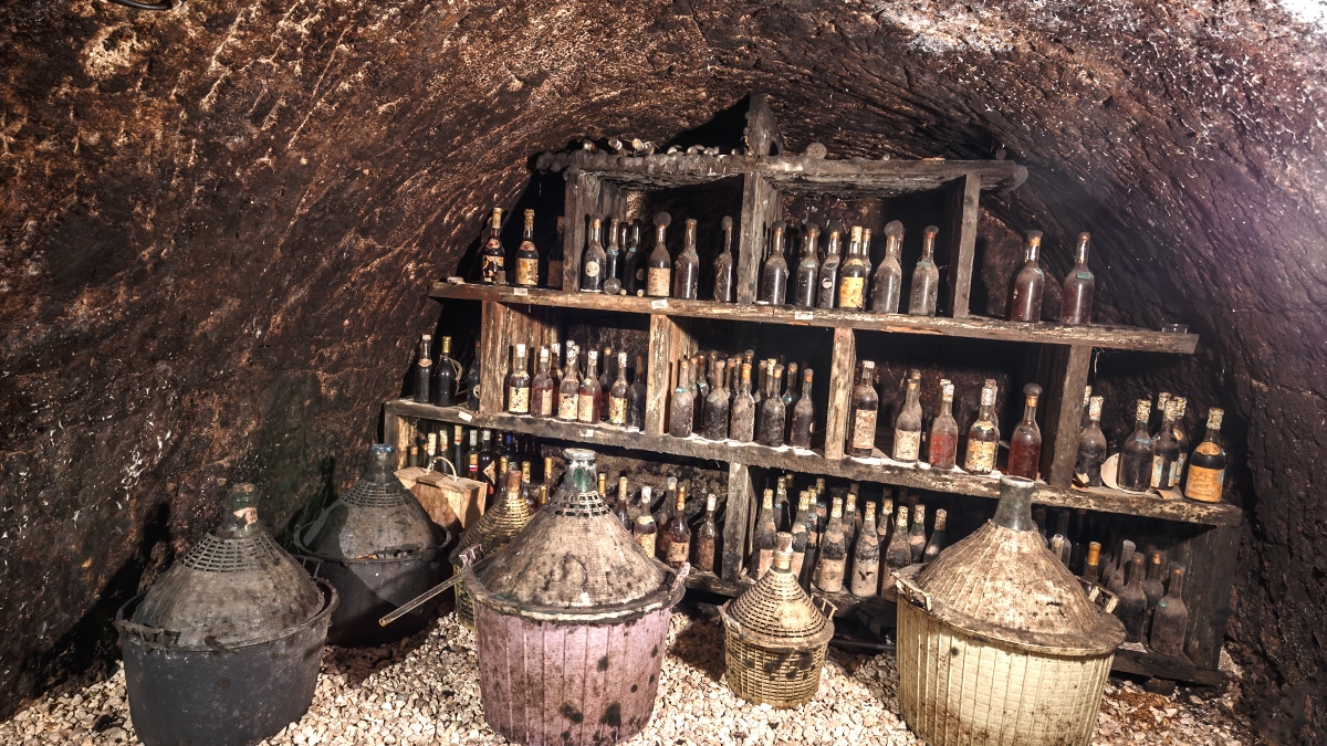 C’était un simple vieux bocal dans le cellier, il renfermait des billets d’époque soigneusement roulés