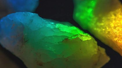 “Le sol brillait quand j’ai creusé” : il voulait juste planter un arbre dans son jardin et tombe sur des pierres fluorescentes, mais le musée les a confisquées sans rien lui verser “ils ont tout pris, j’ai même pas eu le droit de garder un éclat”