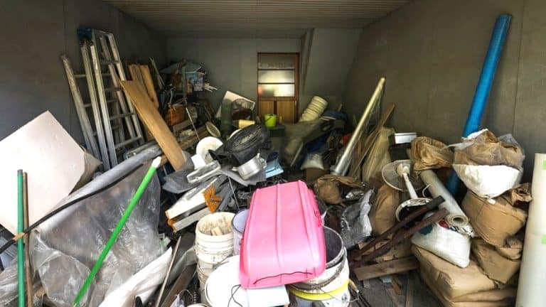 “Personne ne savait que ça existait encore” : ce simple classeur abandonné dans les combles contenait les archives d’un notaire aujourd’hui disparu, avec des actes de propriété jamais transmis
