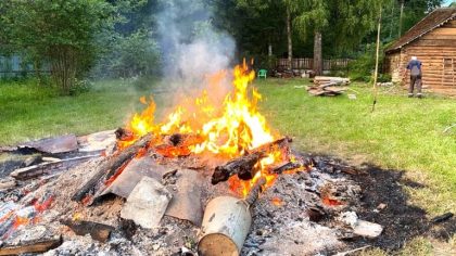 Une taxe annuelle de 35 € imposée aux foyers qui brûlent leurs déchets verts “je ne peux même plus entretenir mon terrain”