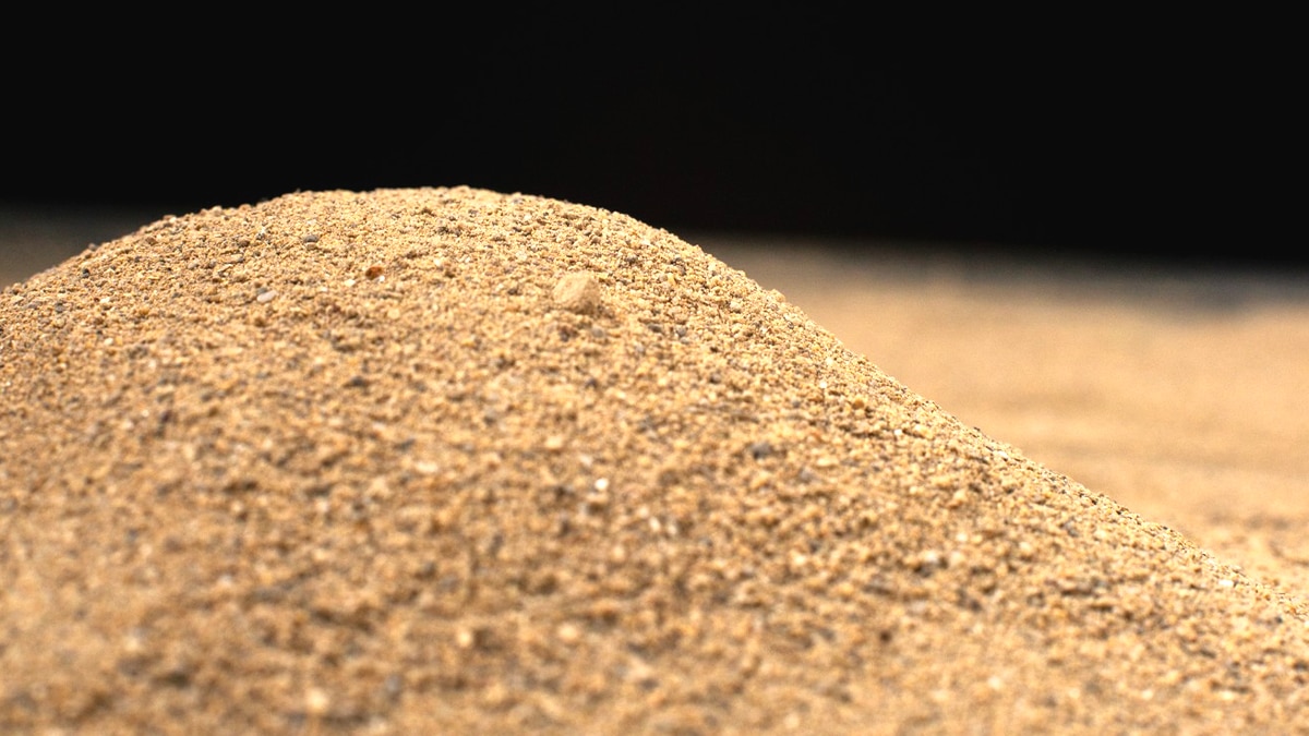 C’était un simple tas de sable au bord d’un terrain, il recouvrait une dalle menant à un ancien abri de la guerre froide