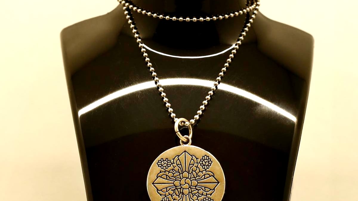 “Ce collier en toc m’a toujours intriguée”?: il contenait en réalité une micro-capsule avec un diamant de famille “perdu depuis 1937” selon la descendante