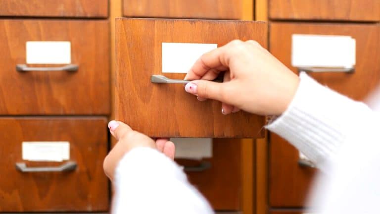“Mon grand-père m’a toujours dit de ne jamais ouvrir ce tiroir”?: elle y découvre une collection complète de billets des colonies françaises cotée à 42 000 €