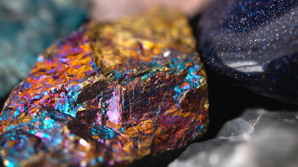 Un ouvrier du bâtiment repère une pierre brillante dans une tranchée “un géologue a confirmé la présence de gadolinium pur”