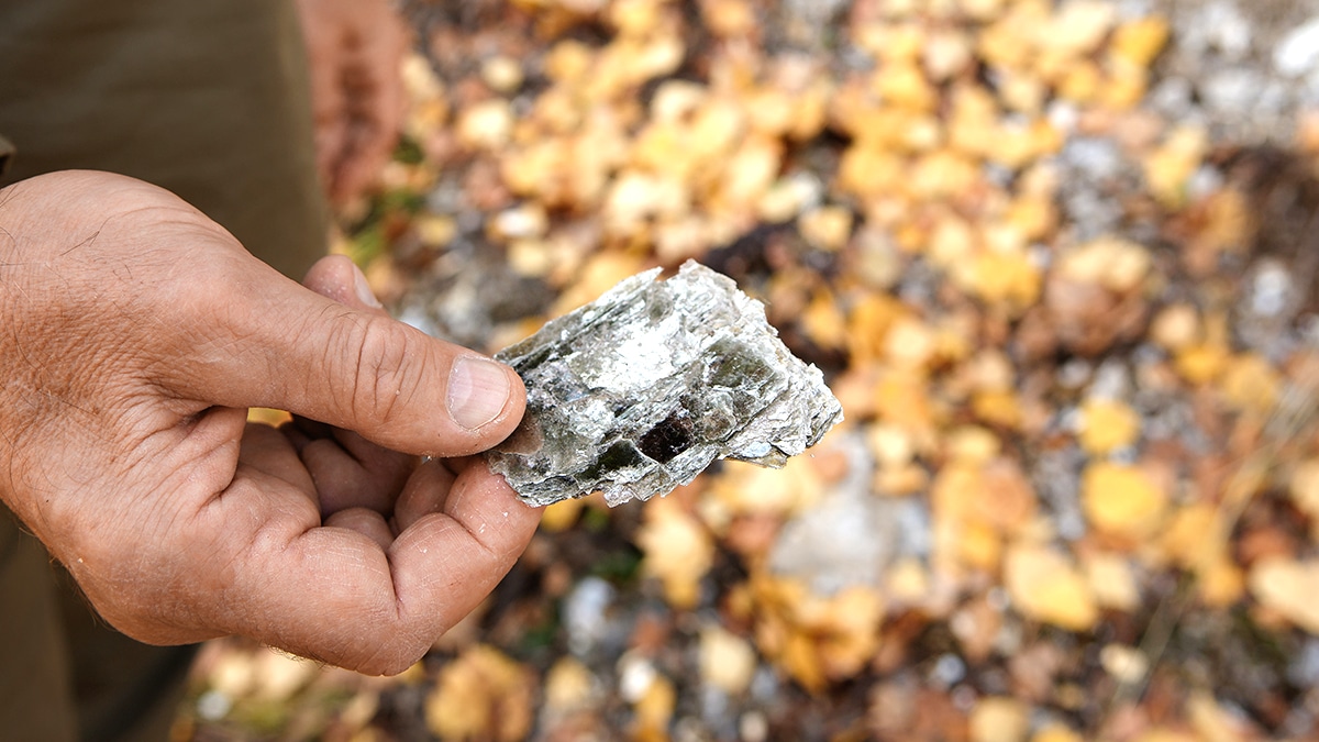 Gisement de graphite retrouvé par hasard en bord de route départementale “aucun panneau n’indique la présence d’une réserve stratégique”