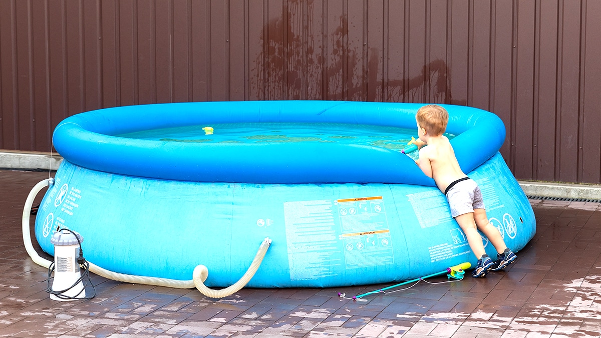 Ce décret interdit l’installation de piscines gonflables non raccordées à une évacuation réglementaire “on m’a fait vider la mienne malgré la canicule”