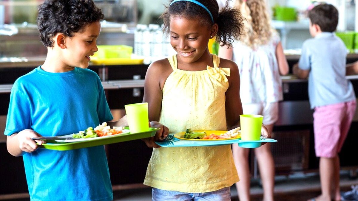 Ce nouveau décret supprime l’accès automatique à la restauration scolaire pour les élèves en retard chronique “même cinq minutes de retard sont sanctionnées”
