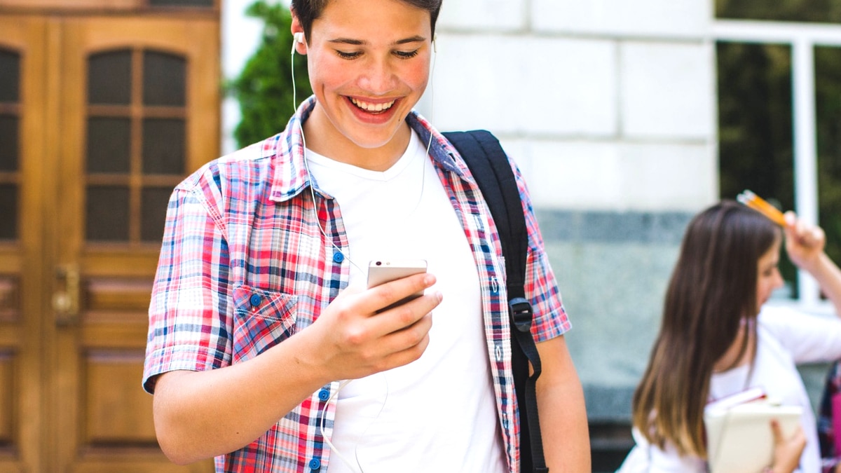 “On l’a accusé de vouloir filmer sans autorisation” raconte la mère d’un adolescent de 14 ans signalé à la cellule de veille après avoir simplement sorti un téléphone éteint pendant une sortie scolaire selon le rapport de l’établissement