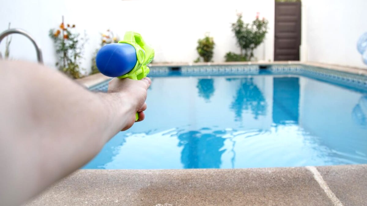 Nouvel arrêté : les piscines de jardin doivent désormais être vidées toutes les deux semaines dans 29 communes “sinon amende immédiate”