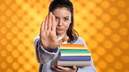 “Je ne peux pas forcer mon fils à lire” : une mère s’indigne face à la nouvelle règle imposant un relevé de lecture signé pour valider l’entrée en terminale dès la rentrée 2025