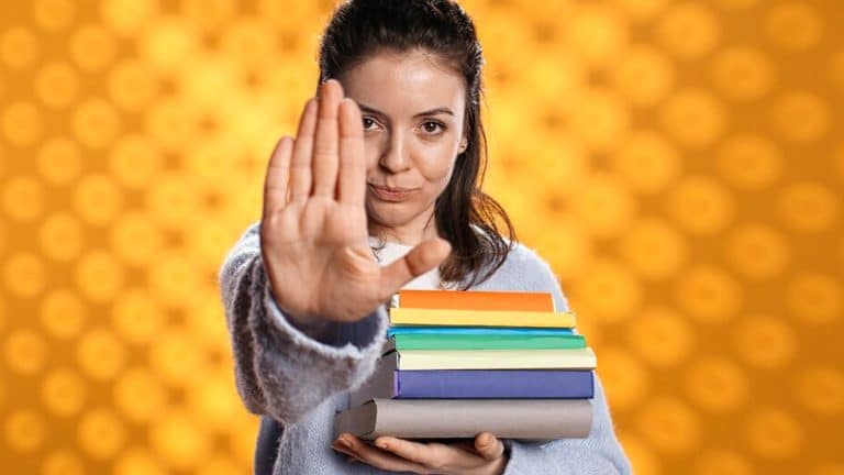 “Je ne peux pas forcer mon fils à lire” : une mère s’indigne face à la nouvelle règle imposant un relevé de lecture signé pour valider l’entrée en terminale dès la rentrée 2025