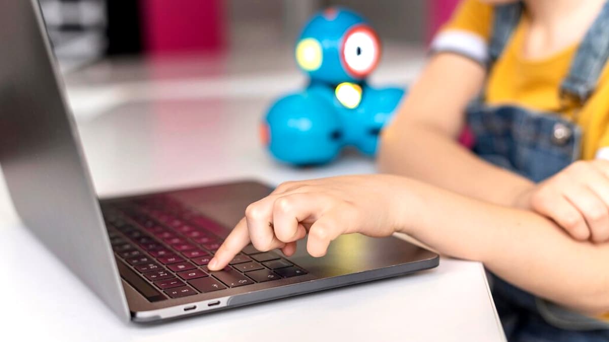 Ce décret du 5 août impose un contrôle parental renforcé sur tous les outils numériques scolaires “je dois maintenant valider chaque appli sur l’ENT de mon fils”