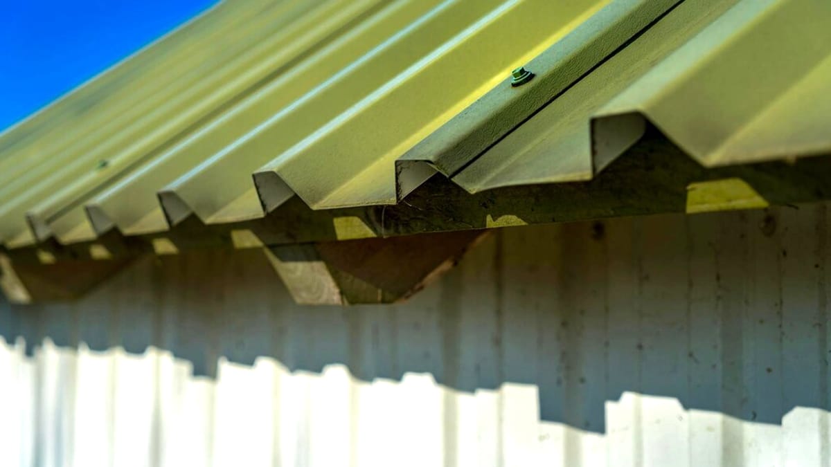 “Même pour une simple cabane avec tôle ondulée, il faut maintenant un dossier” : toute construction de jardin avec toiture en tôle devra faire l’objet d’une déclaration préalable selon le décret officiel du 7 juillet 2025