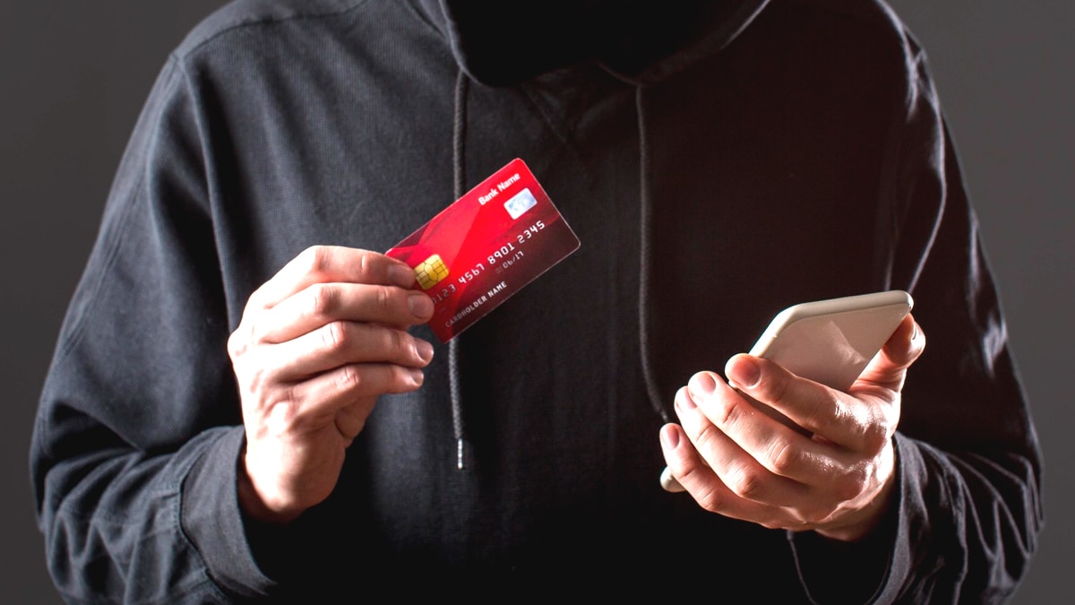 “Je croyais que la banque allait me rembourser” : ceux qui ont été victimes d’une arnaque bancaire doivent déposer plainte sous 30 jours pour espérer une indemnisation, “au-delà, c’est trop tard même si vous avez toutes les preuves”