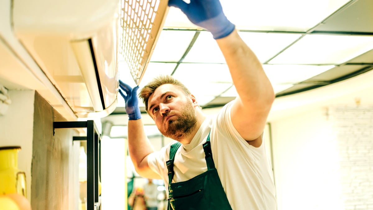 Ceux qui bricolent un système de clim maison avec un ventilateur et un bac à glace doivent savoir que ce n’est pas sans danger