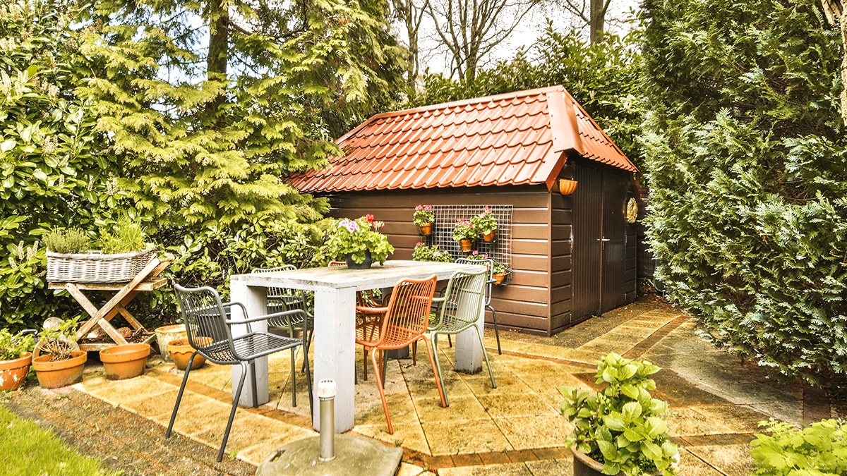 Les cabanons de jardin posés sur dalle béton sont désormais considérés comme des annexes soumises à permis de construire dans les communes de plus de 5 000 habitants “je ne pensais pas qu’un simple abri pouvait poser problème”