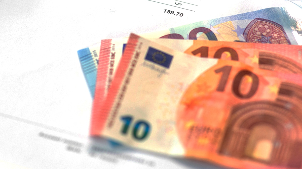 SMIC 2025 : pourquoi les travailleurs les plus précaires financent sans le savoir les erreurs fiscales des plus riches