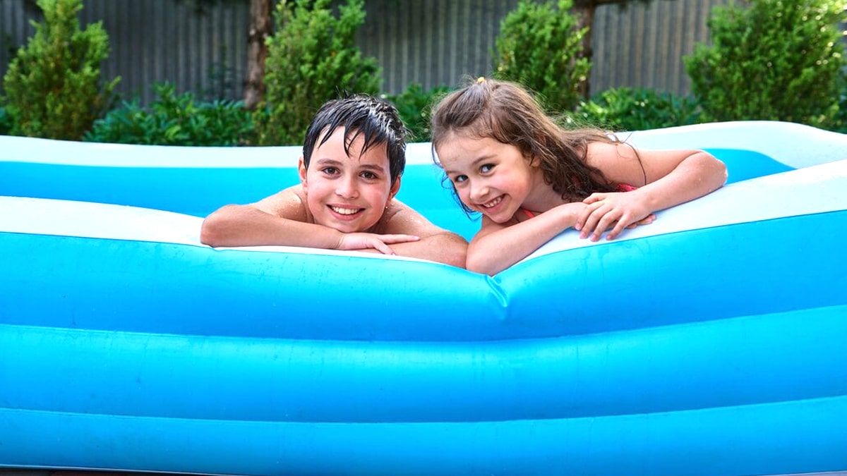 “Je ne savais pas que c’était interdit” : ce couple écope d’une amende de 1 500 € pour avoir simplement installé une piscine gonflable dans leur cour privée “c’est absurde, on voulait juste rafraîchir les enfants”