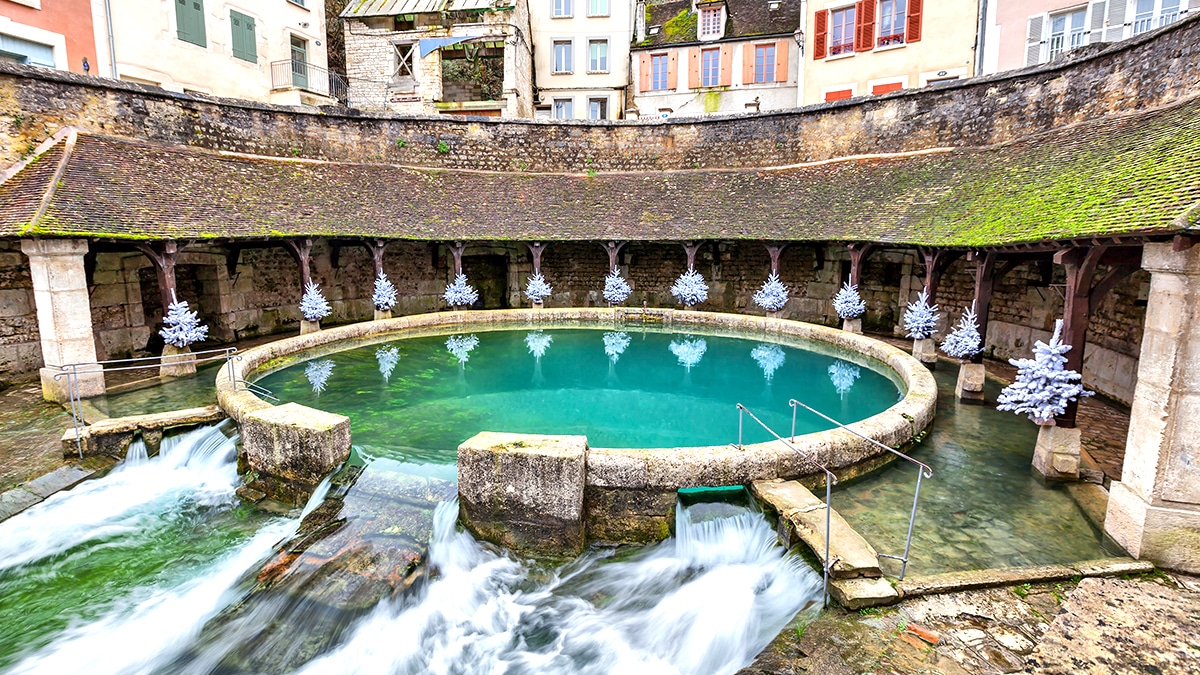 Ce système de plancher rafraîchissant inspiré des thermes romains revient à la mode “je l’ai installé chez moi et je dors enfin sans transpirer”