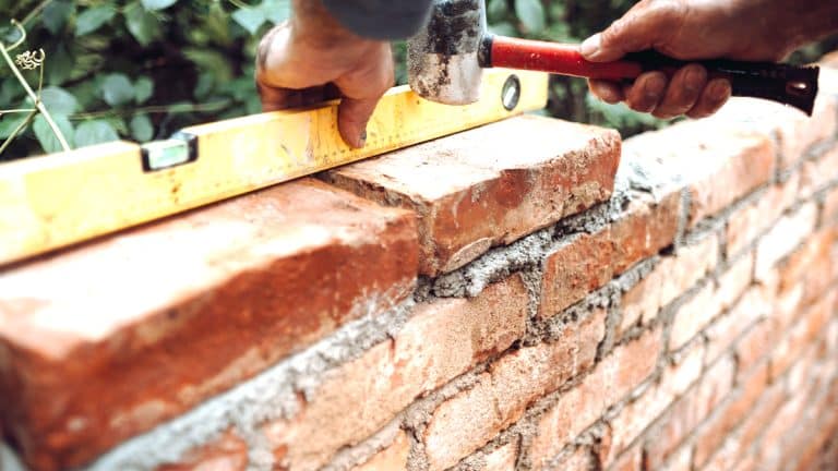 “Je voulais juste fermer pour le vent” explique cette retraitée qui écope d’une amende pour avoir monté un mur sans autorisation