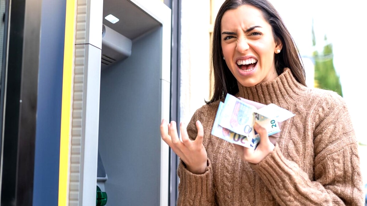 “Je pensais que ça restait confidentiel” dit-elle après avoir reçu une mise en demeure pour avoir retiré 15 000 € en espèces