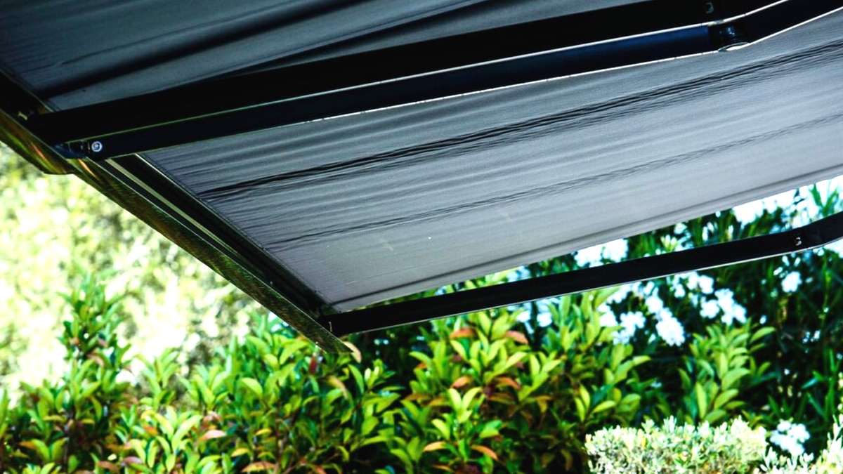 “C’est pas un abri, c’est un coin ombragé” se défend ce propriétaire accusé d’avoir construit illégalement une pergola