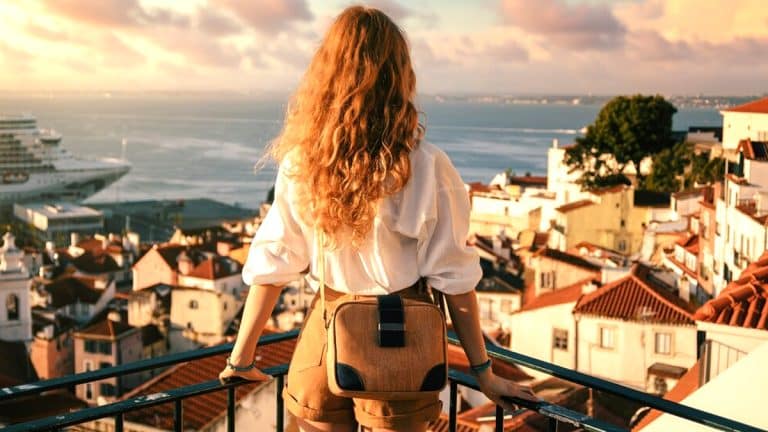 “Je croyais que ça passerait inaperçu” confesse ce couple parti vivre au Portugal tout en touchant les aides françaises