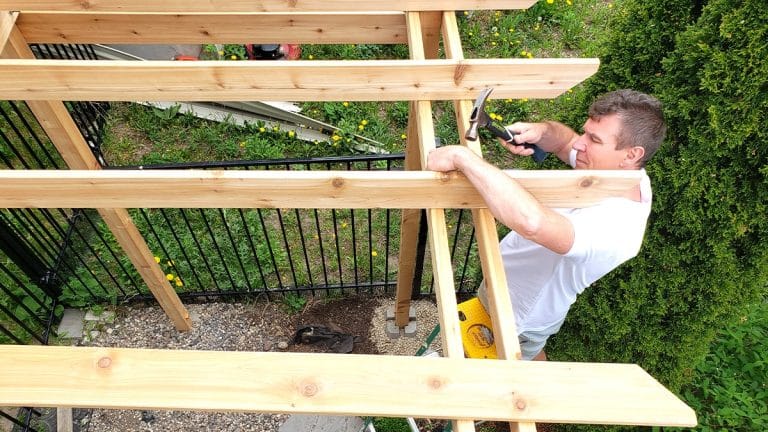 “C’était juste une couverture pour protéger les enfants du soleil” affirme une mère verbalisée pour avoir installé une pergola sans autorisation sur sa terrasse, la mairie évoque une infraction au code de l’urbanisme