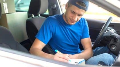 “C’était une simple pause” racontent des automobilistes avant retrait de permis pour stationnement prolongé