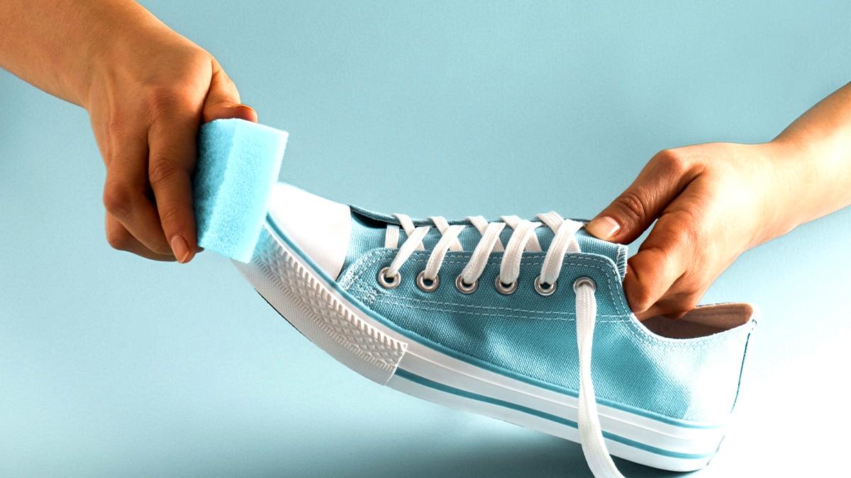 “J’ai mis du bicarbonate dans toutes les chaussures, c’est poussiéreux mais ça a changé l’odeur de toute la maison” raconte cette jeune mère qui n’en pouvait plus des pieds humides de ses ados